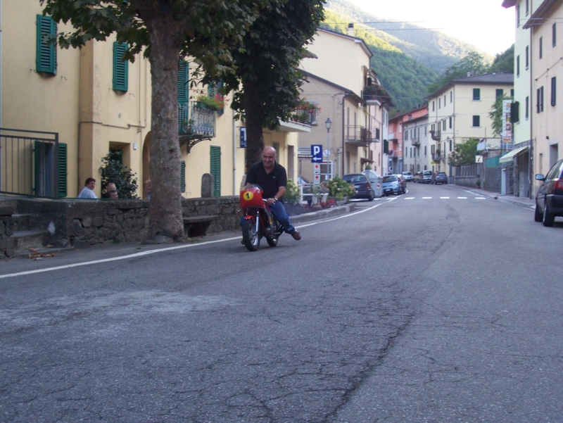  Image name: Persone121.jpg 
 width: 800 pixel 
 height: 601 pixel 
 Size: 404449 bytes 
 Click to enlarge 